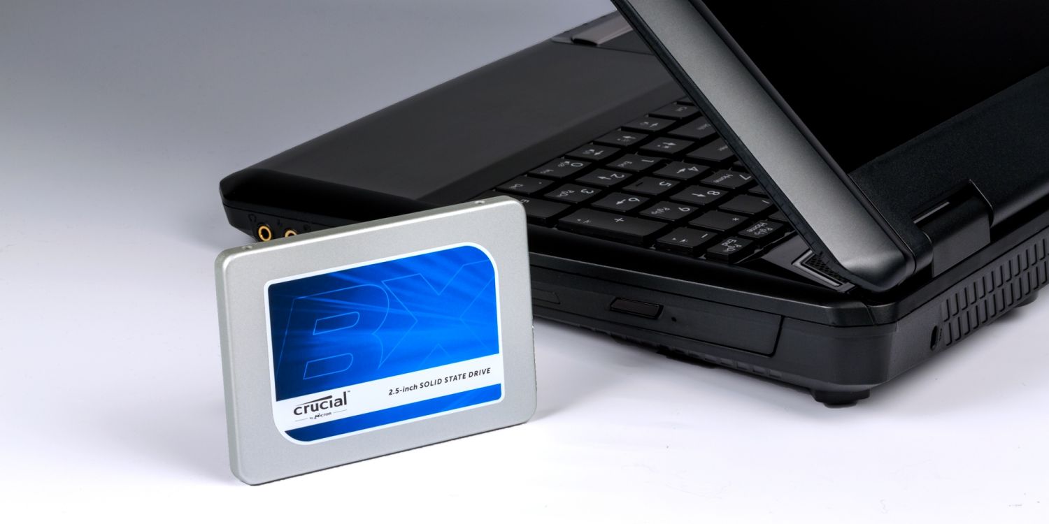 Crucial SSDドライブとノートブックPC。