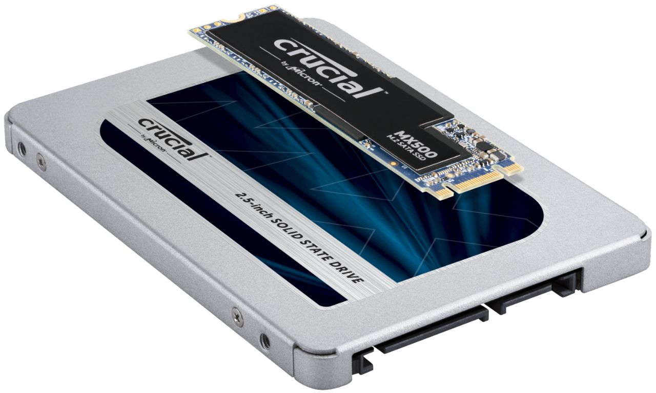 重ねられた2枚のCrucial RAMメモリモジュール(SSDモジュールのサイズと形状の違いを示す)