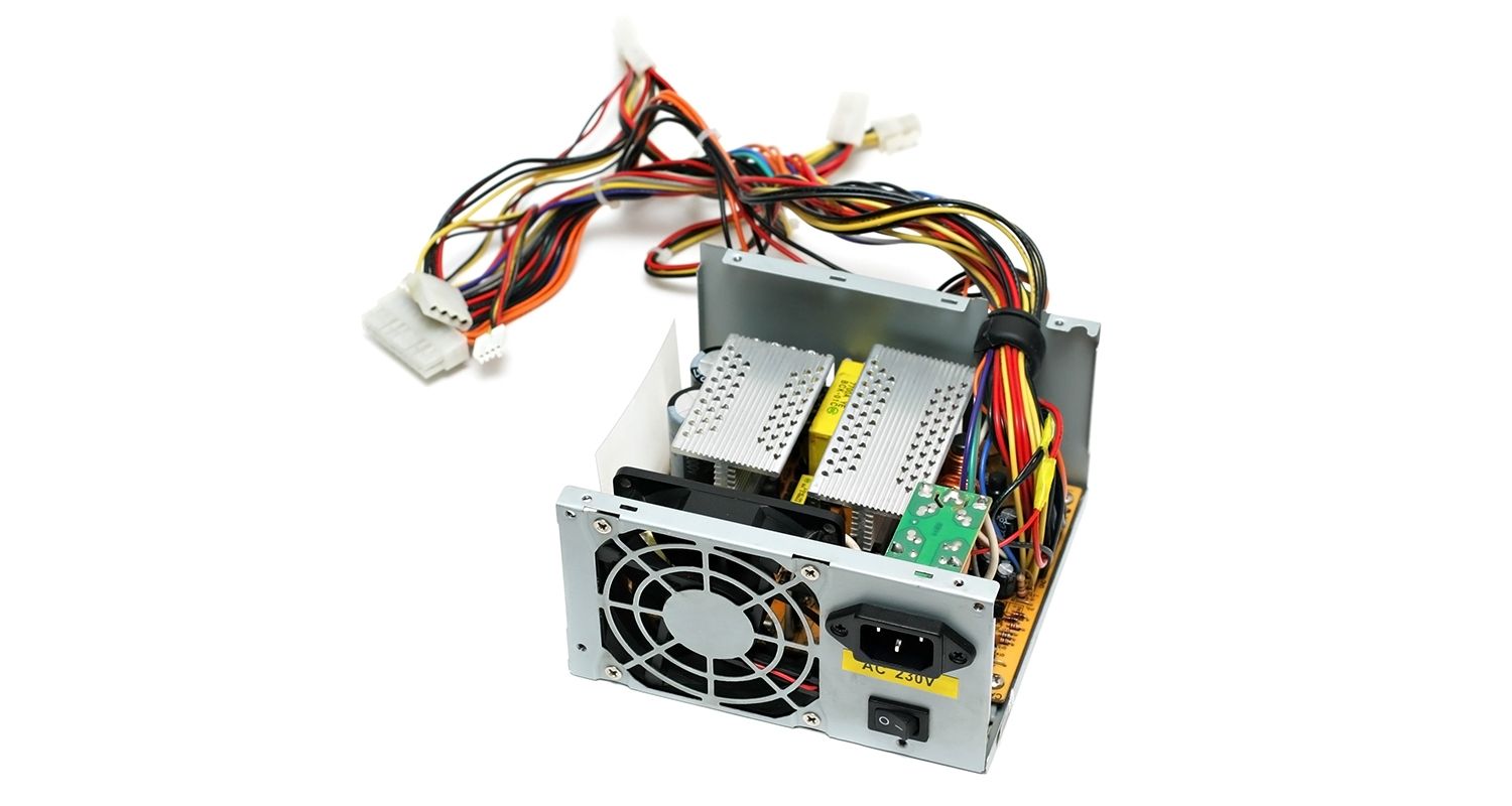 白を背景にしたパソコン用電源ユニット(PSU)