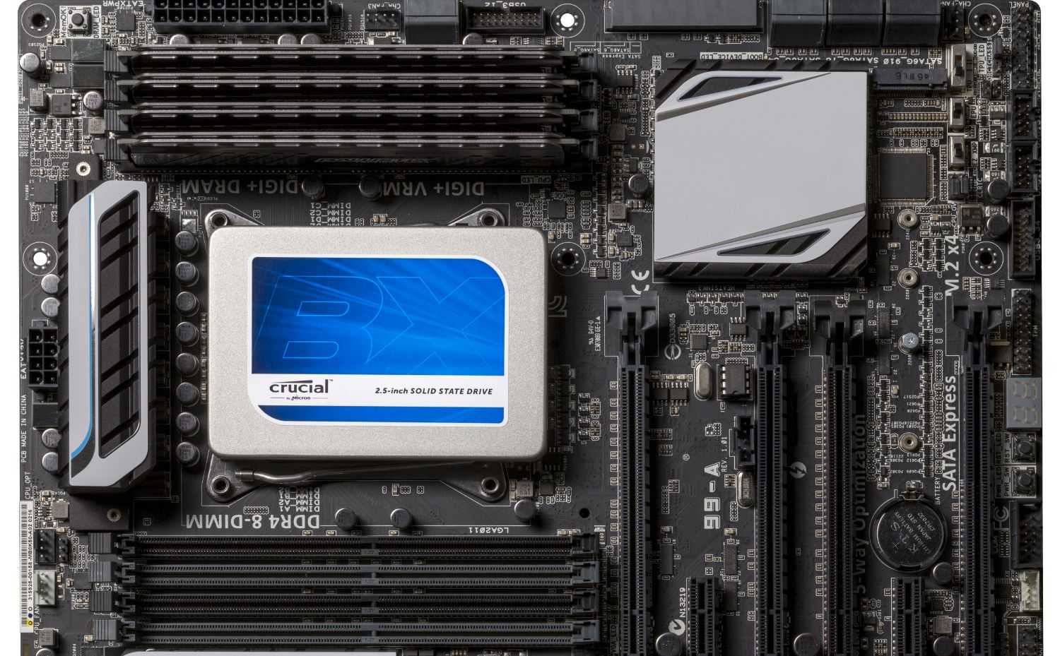 コンピューターにインストールされたCrucialソリッドステートドライブ(SSD)